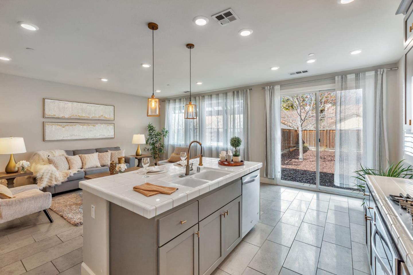 Detail Gallery Image 21 of 48 For 1216 Steinbeck Dr, Hollister,  CA 95023 - 3 Beds | 2 Baths