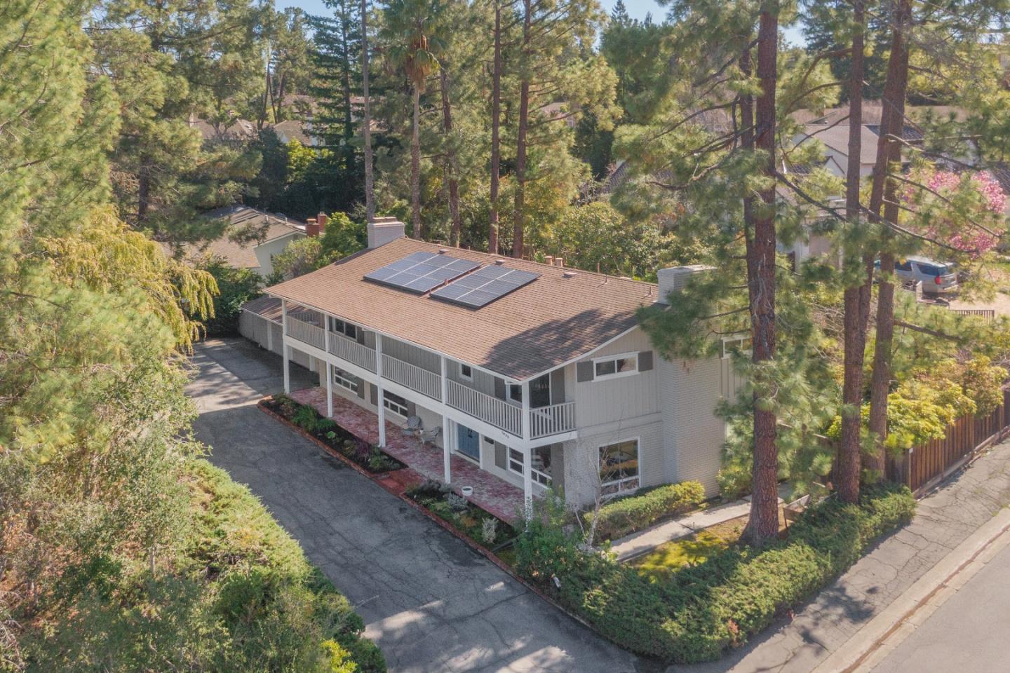 Detail Gallery Image 2 of 78 For 1055 Siskiyou Dr, Menlo Park,  CA 94025 - 6 Beds | 4/1 Baths