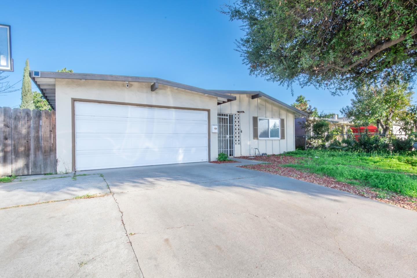 Detail Gallery Image 2 of 26 For 4016 San Bernardino Way, San Jose,  CA 95111 - 4 Beds | 2 Baths