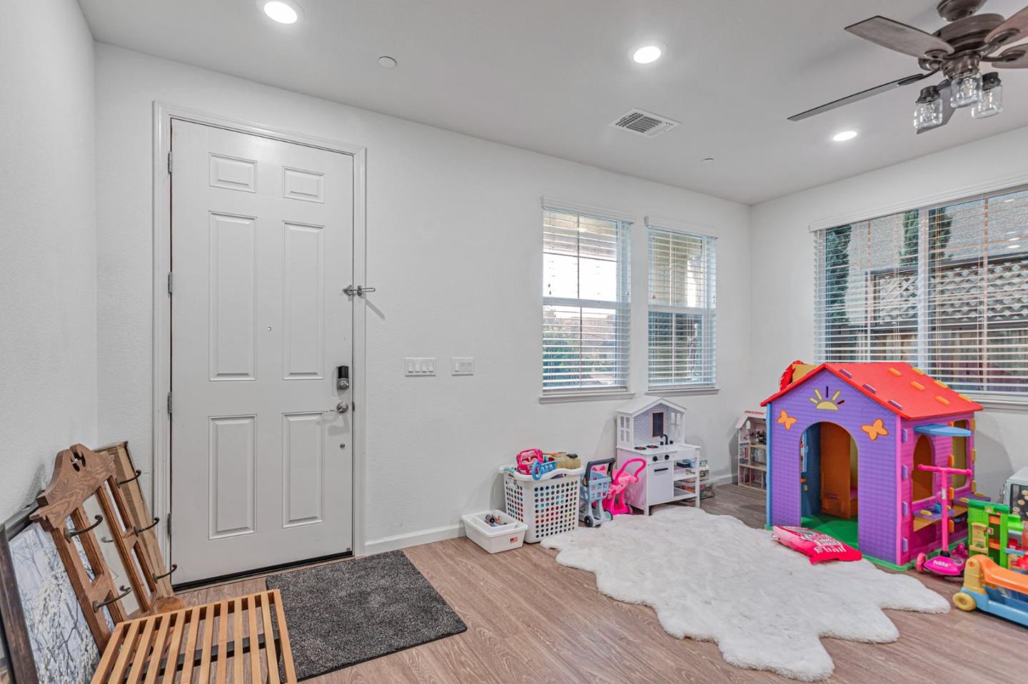 Detail Gallery Image 4 of 62 For 1254 Steinbeck Dr, Hollister,  CA 95023 - 4 Beds | 2 Baths
