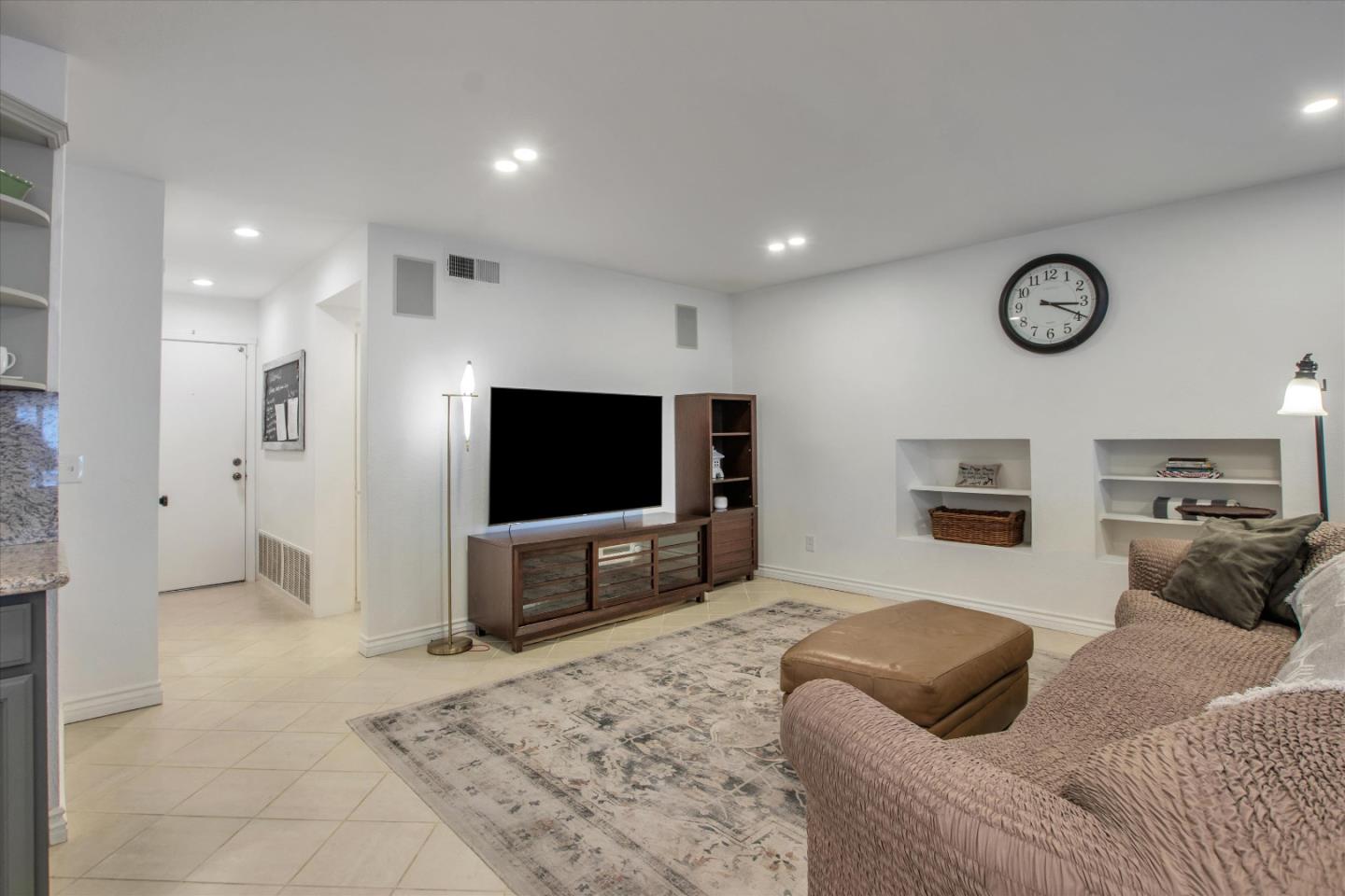 Detail Gallery Image 10 of 32 For 3942 Catamarca Dr, San Diego,  CA 92124 - 3 Beds | 2/1 Baths