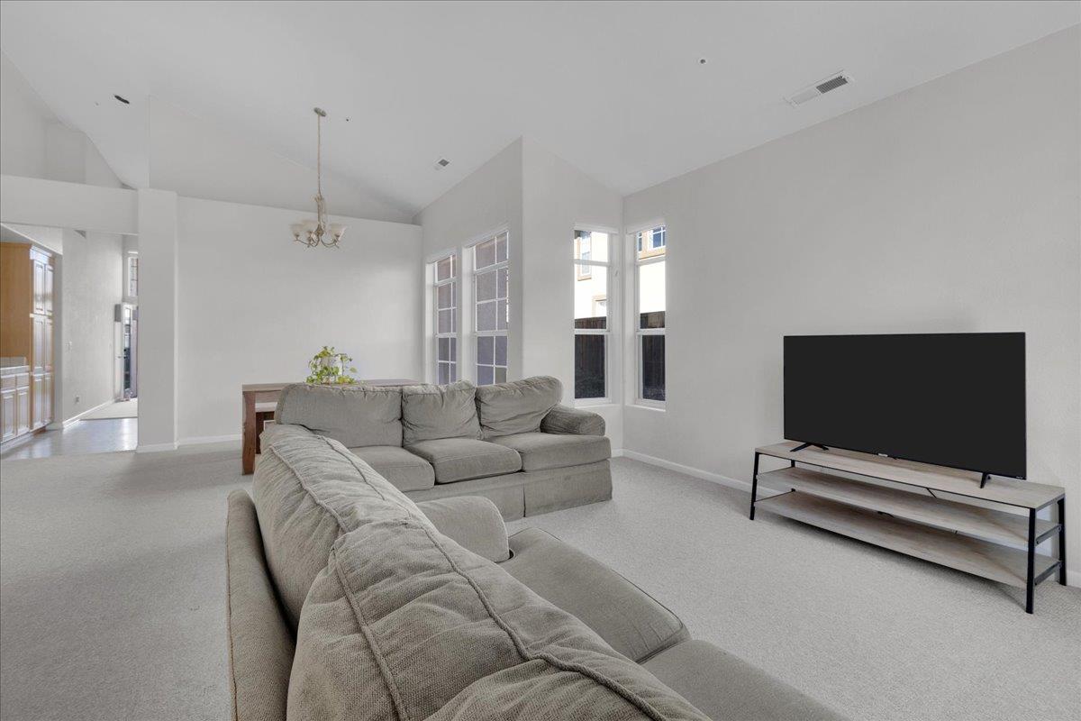 Detail Gallery Image 2 of 21 For 17577 River Run Rd, Salinas,  CA 93908 - 3 Beds | 2 Baths