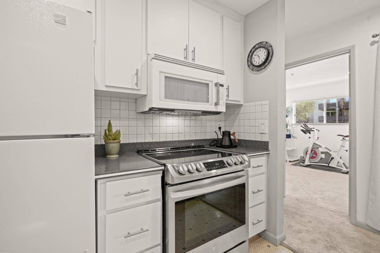 Detail Gallery Image 16 of 22 For 4008 Farm Hill Blvd #204,  Redwood City,  CA 94061 - 3 Beds | 2 Baths