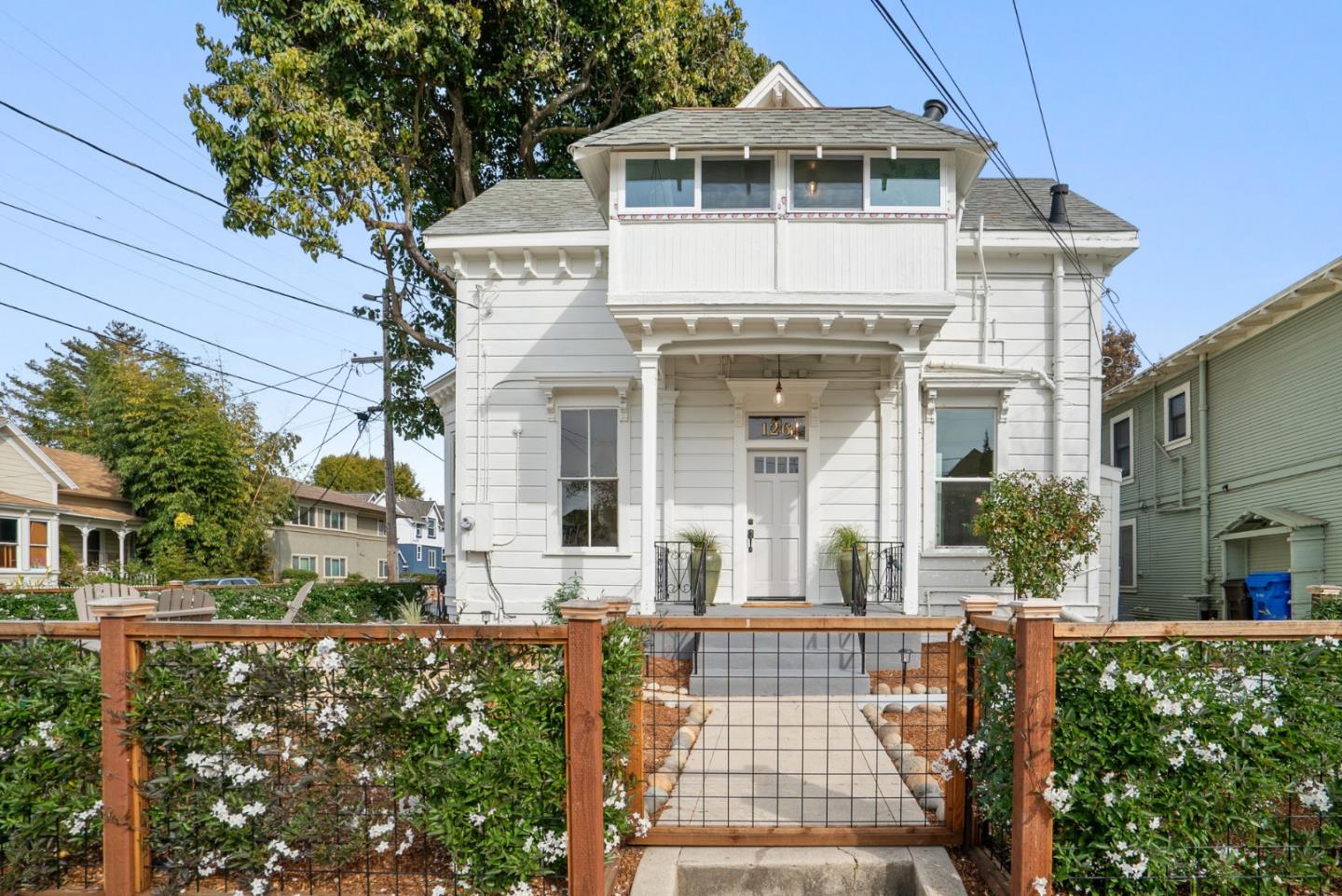 Detail Gallery Image 2 of 51 For 126 Cedar St, Santa Cruz,  CA 95060 - 3 Beds | 2 Baths