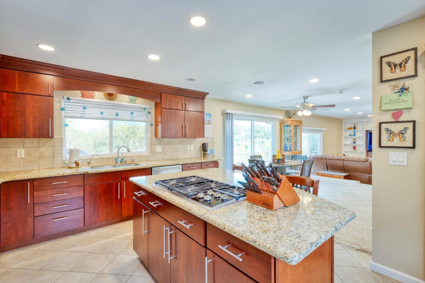 Detail Gallery Image 13 of 40 For 19608 Brentwood Ct, Prunedale,  CA 93907 - 3 Beds | 2/1 Baths