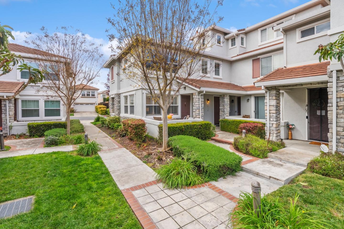 Detail Gallery Image 2 of 29 For 4540 Sandyford Ct, Dublin,  CA 94568 - 2 Beds | 2/1 Baths