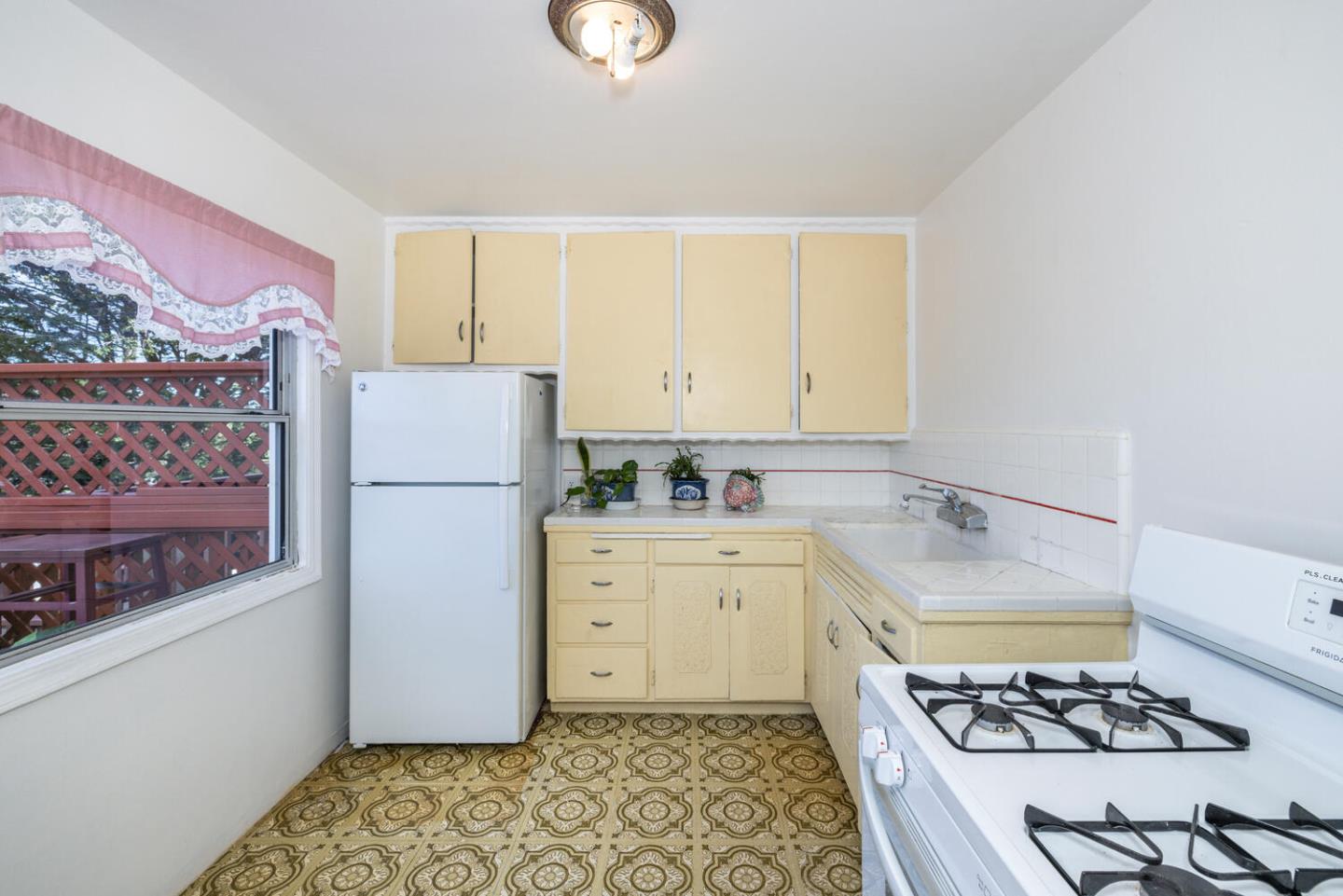 Detail Gallery Image 7 of 19 For 761 Rolph St, San Francisco,  CA 94112 - 2 Beds | 1 Baths