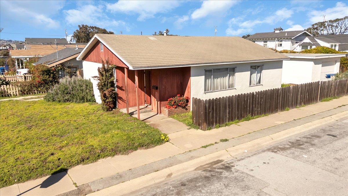 Detail Gallery Image 2 of 6 For 495 Elm Ave, Seaside,  CA 93955 - 2 Beds | 1 Baths