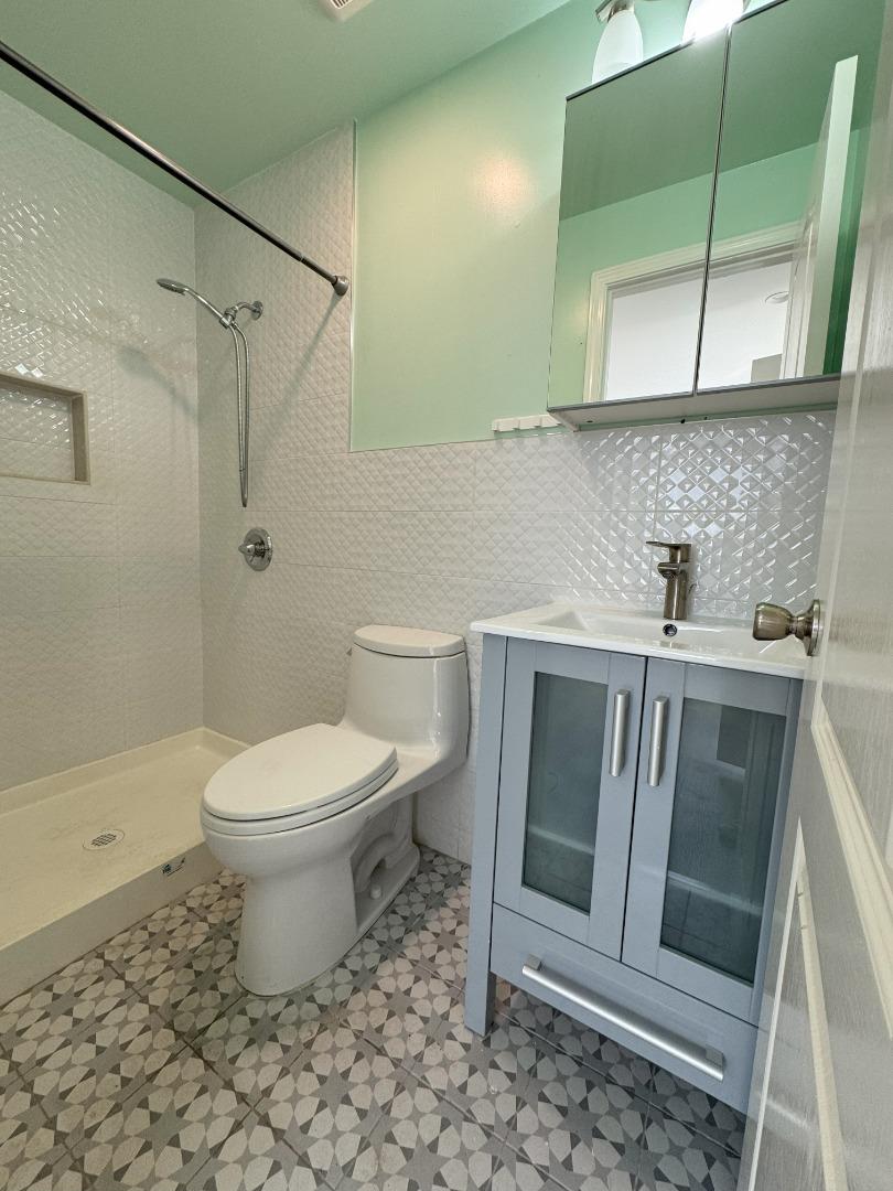 Detail Gallery Image 11 of 19 For 139 Bridgeview Dr, San Francisco,  CA 94124 - 2 Beds | 1 Baths