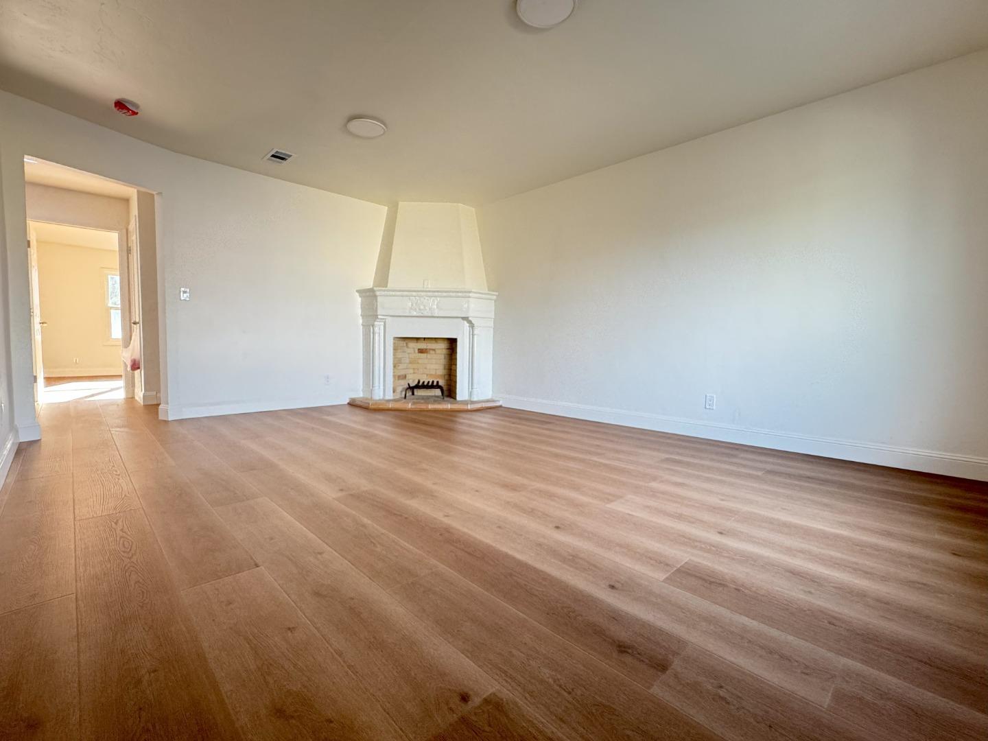 Detail Gallery Image 2 of 19 For 139 Bridgeview Dr, San Francisco,  CA 94124 - 2 Beds | 1 Baths