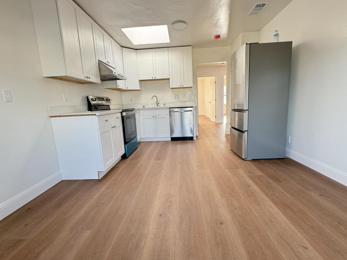 Detail Gallery Image 3 of 19 For 139 Bridgeview Dr, San Francisco,  CA 94124 - 2 Beds | 1 Baths