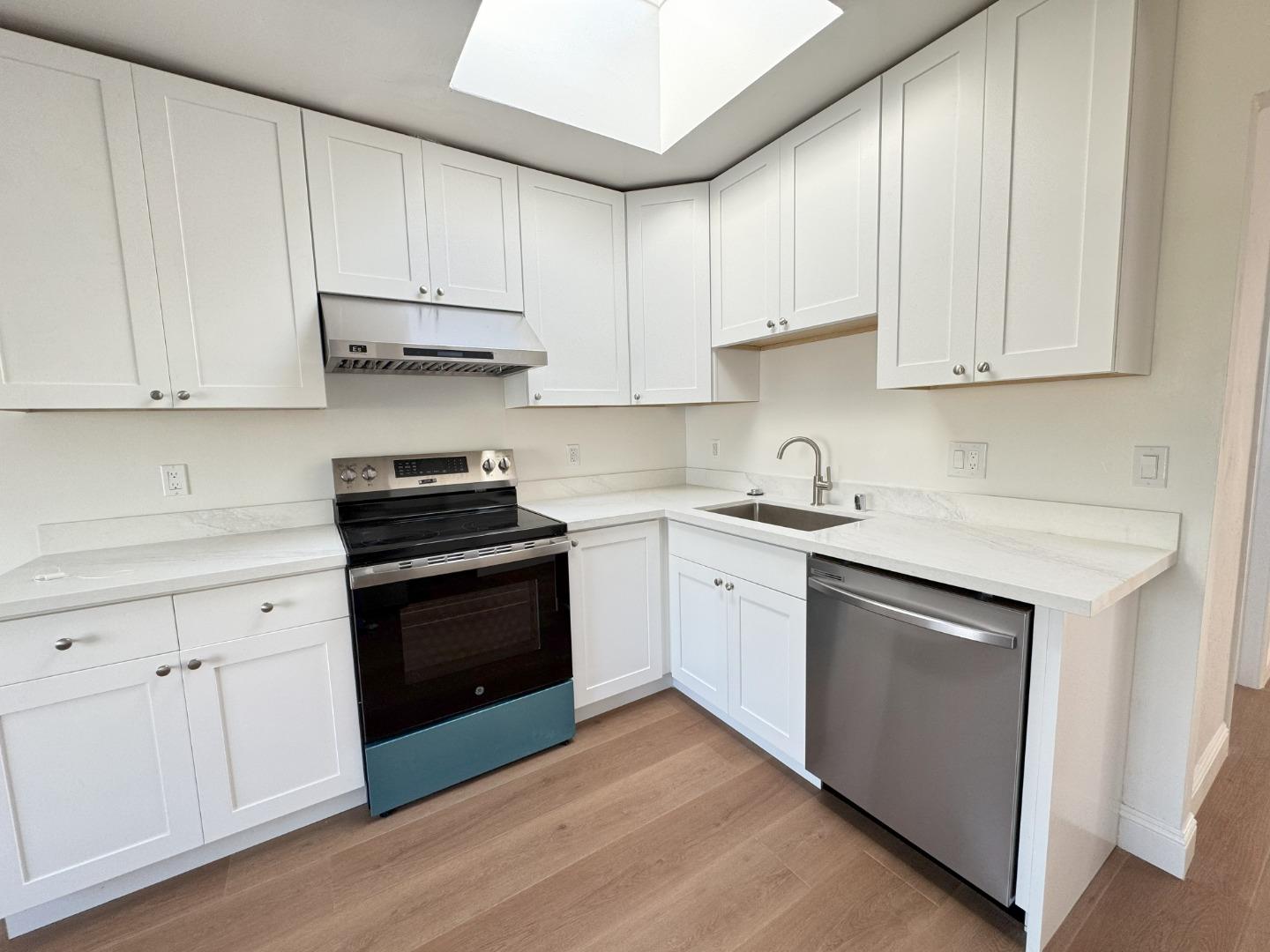 Detail Gallery Image 4 of 19 For 139 Bridgeview Dr, San Francisco,  CA 94124 - 2 Beds | 1 Baths