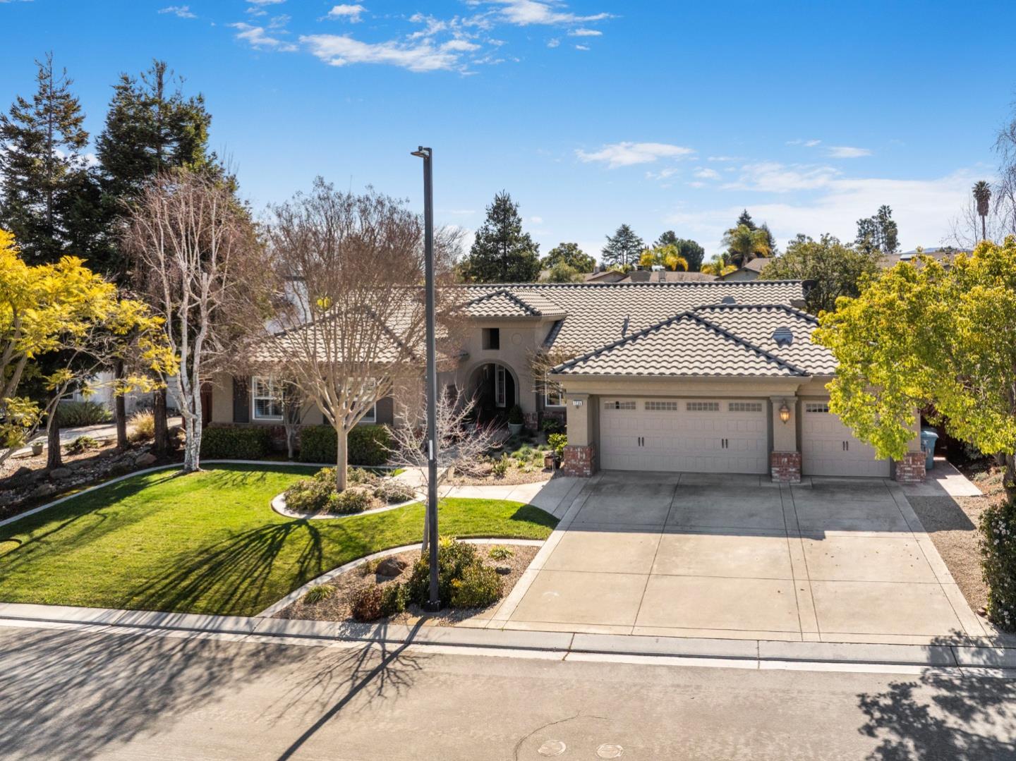 Detail Gallery Image 2 of 36 For 1235 Quail Ridge Way, Hollister,  CA 95023 - 4 Beds | 2/1 Baths