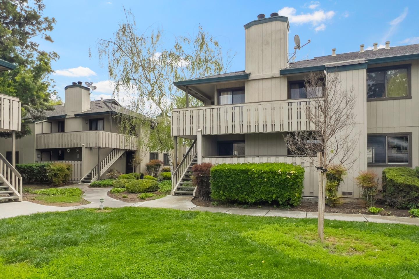 Detail Gallery Image 2 of 22 For 1467 Alma Loop, San Jose,  CA 95125 - 2 Beds | 2 Baths