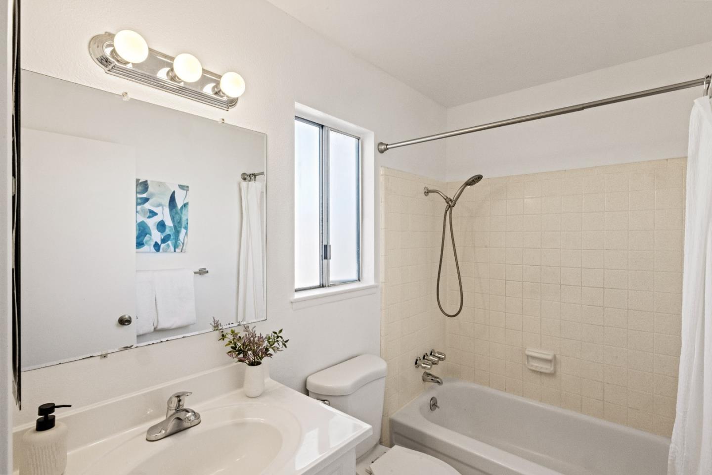 Detail Gallery Image 11 of 14 For 1532 Caceras Cir, Salinas,  CA 93906 - 3 Beds | 2 Baths