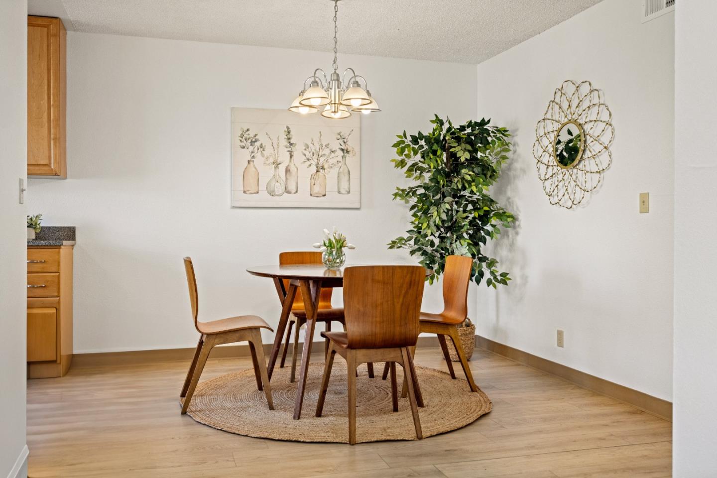 Detail Gallery Image 5 of 14 For 1532 Caceras Cir, Salinas,  CA 93906 - 3 Beds | 2 Baths