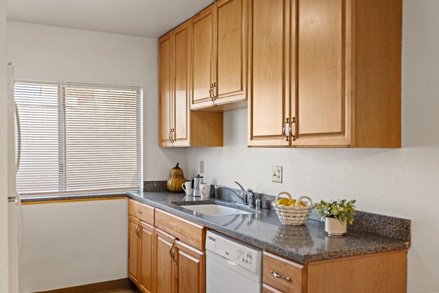 Detail Gallery Image 6 of 14 For 1532 Caceras Cir, Salinas,  CA 93906 - 3 Beds | 2 Baths