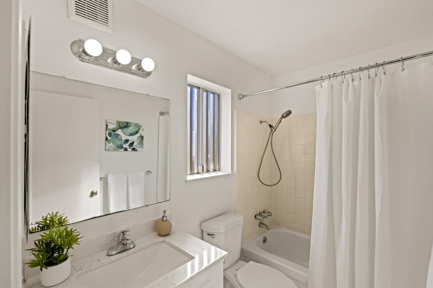 Detail Gallery Image 9 of 14 For 1532 Caceras Cir, Salinas,  CA 93906 - 3 Beds | 2 Baths