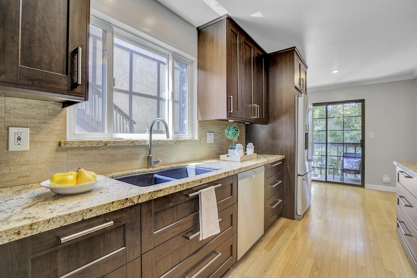 Detail Gallery Image 12 of 43 For 1120 Brewster Ave, Redwood City,  CA 94062 - 2 Beds | 2/1 Baths