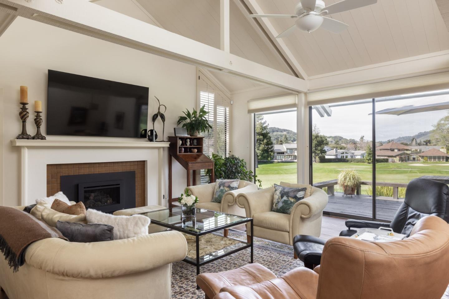 Detail Gallery Image 10 of 34 For 9565 Oak Ct, Carmel,  CA 93923 - 3 Beds | 3 Baths