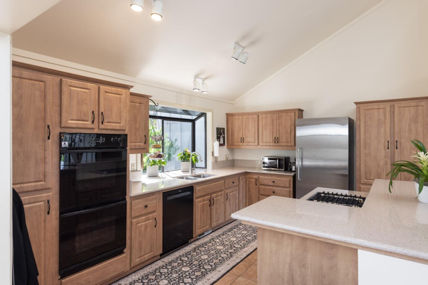 Detail Gallery Image 21 of 34 For 9565 Oak Ct, Carmel,  CA 93923 - 3 Beds | 3 Baths