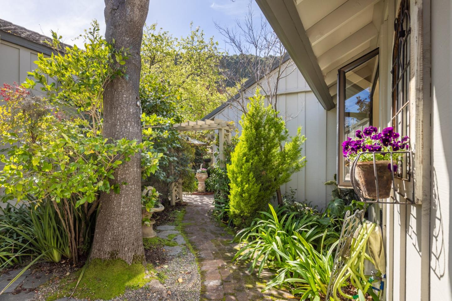 Detail Gallery Image 22 of 34 For 9565 Oak Ct, Carmel,  CA 93923 - 3 Beds | 3 Baths