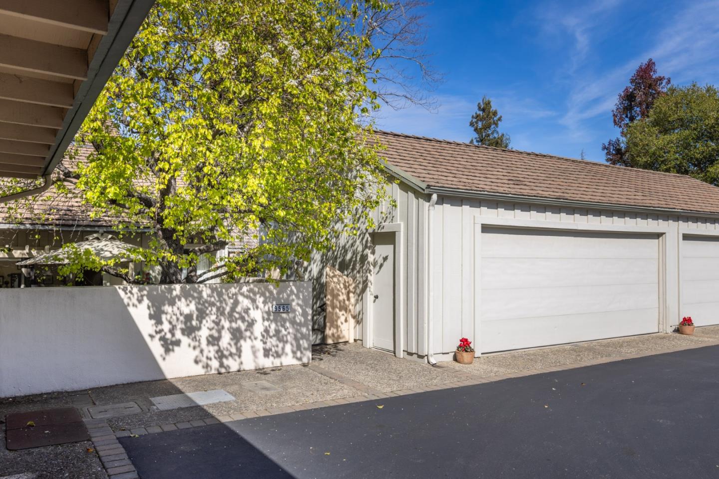 Detail Gallery Image 5 of 34 For 9565 Oak Ct, Carmel,  CA 93923 - 3 Beds | 3 Baths