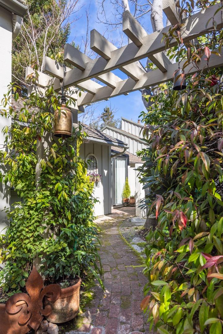 Detail Gallery Image 7 of 34 For 9565 Oak Ct, Carmel,  CA 93923 - 3 Beds | 3 Baths