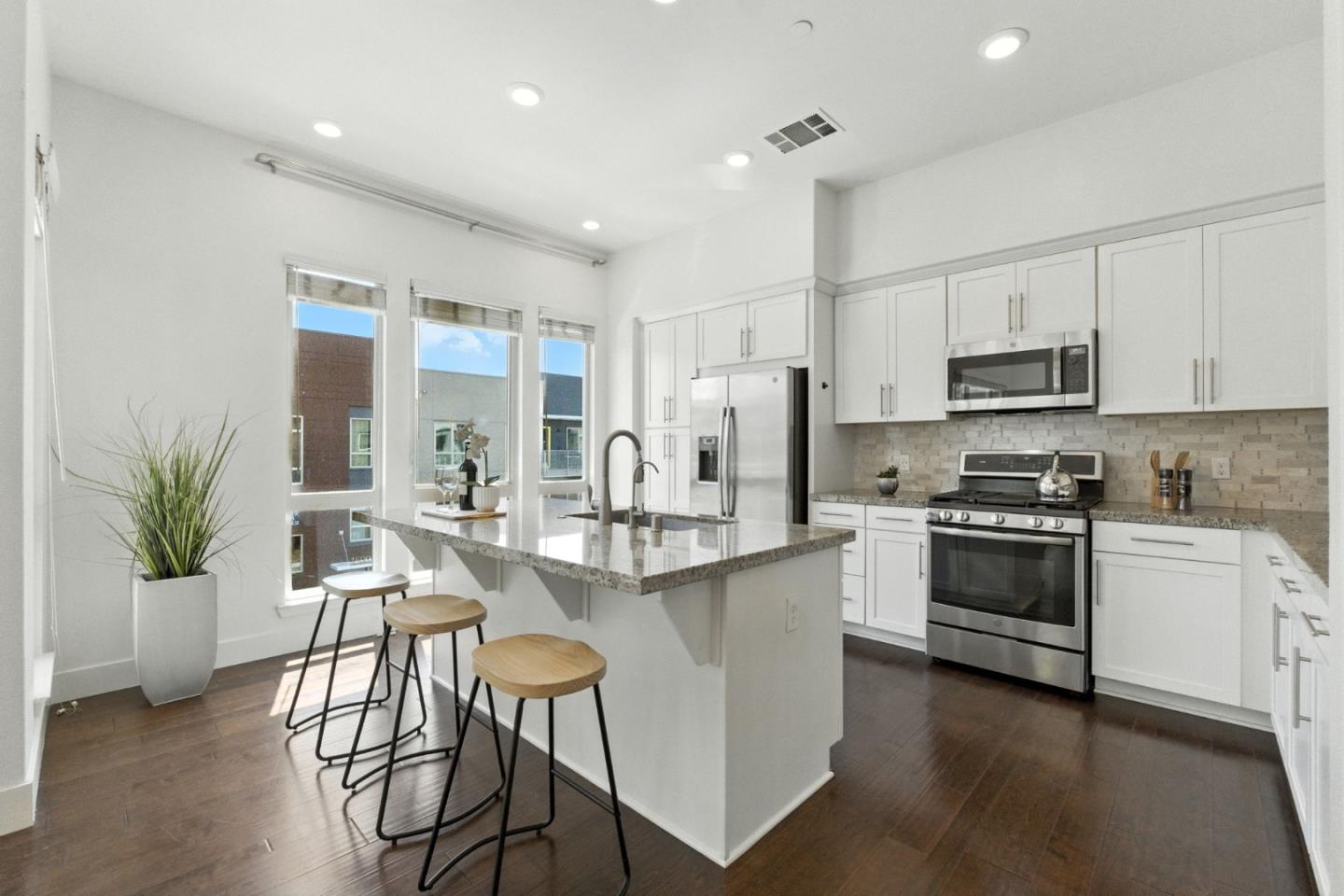 Detail Gallery Image 2 of 50 For 1685 Delano St #33,  Milpitas,  CA 95035 - 3 Beds | 2/1 Baths