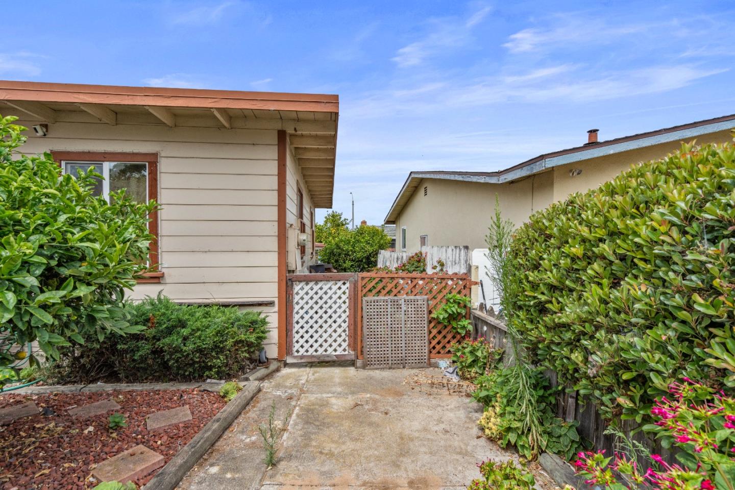 Detail Gallery Image 3 of 17 For 1659 Judson St, Seaside,  CA 93955 - 2 Beds | 1 Baths