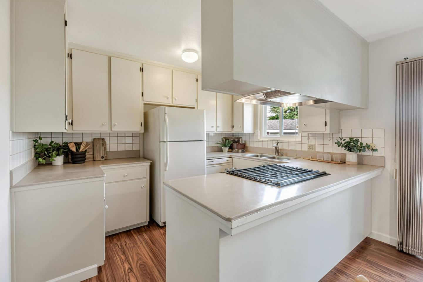 Detail Gallery Image 10 of 43 For 801 Lobos St, Monterey,  CA 93940 - 3 Beds | 2 Baths