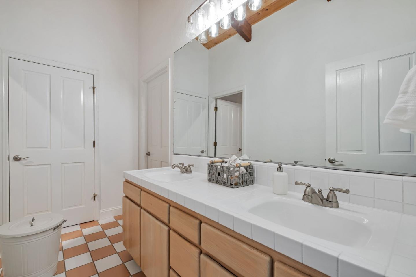 Detail Gallery Image 21 of 35 For 805 Old Mill Pond Rd, Los Gatos,  CA 95033 - 4 Beds | 2/1 Baths
