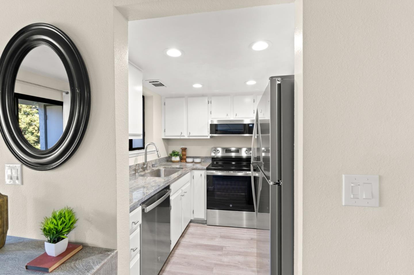 Detail Gallery Image 11 of 38 For 612 San Conrado Ter #7,  Sunnyvale,  CA 94085 - 2 Beds | 2 Baths