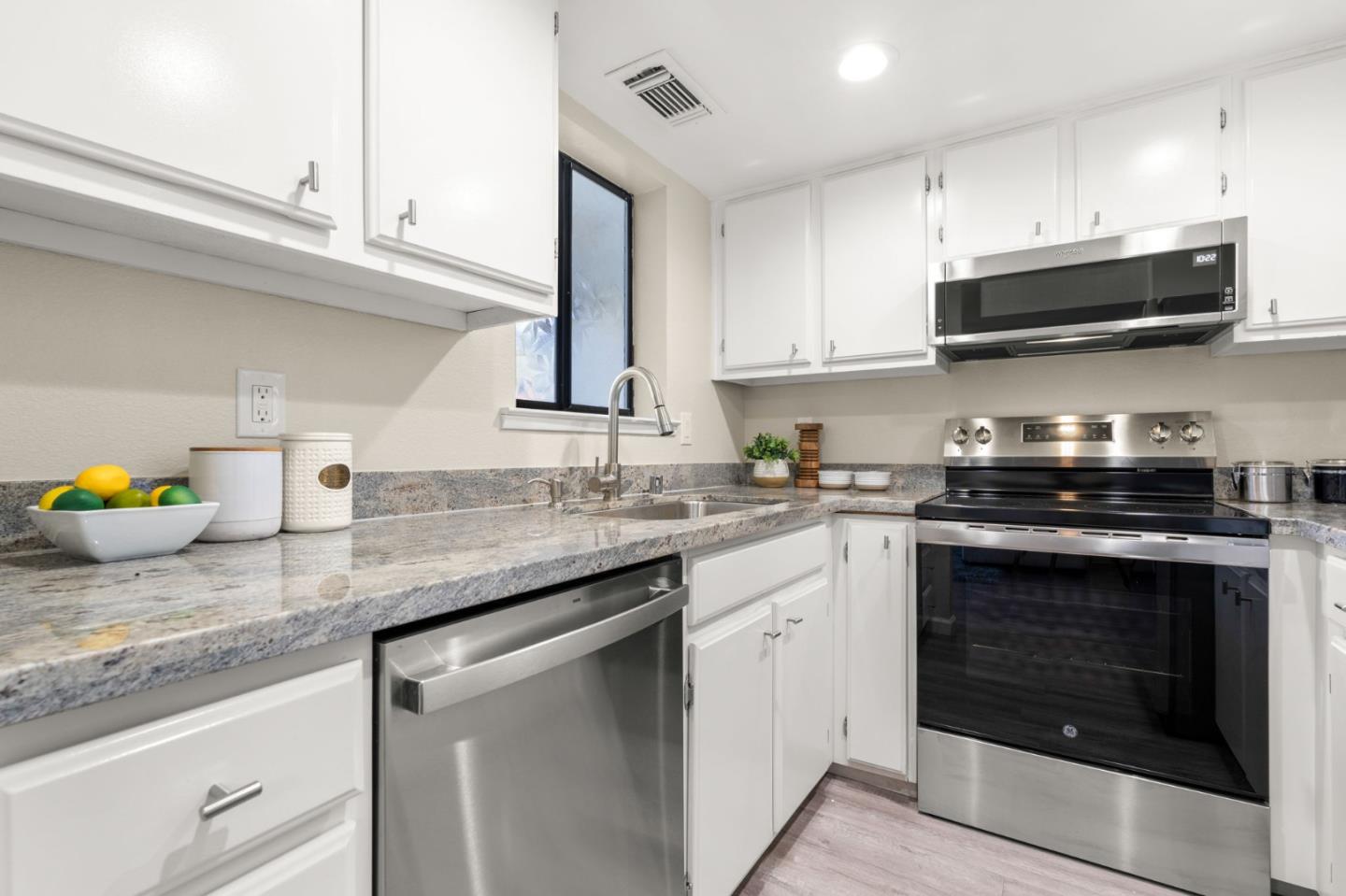 Detail Gallery Image 12 of 38 For 612 San Conrado Ter #7,  Sunnyvale,  CA 94085 - 2 Beds | 2 Baths