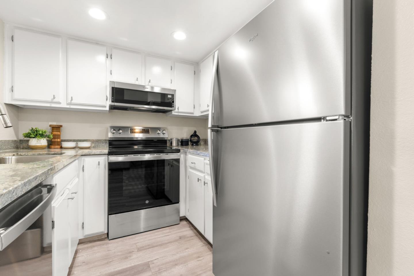 Detail Gallery Image 13 of 38 For 612 San Conrado Ter #7,  Sunnyvale,  CA 94085 - 2 Beds | 2 Baths