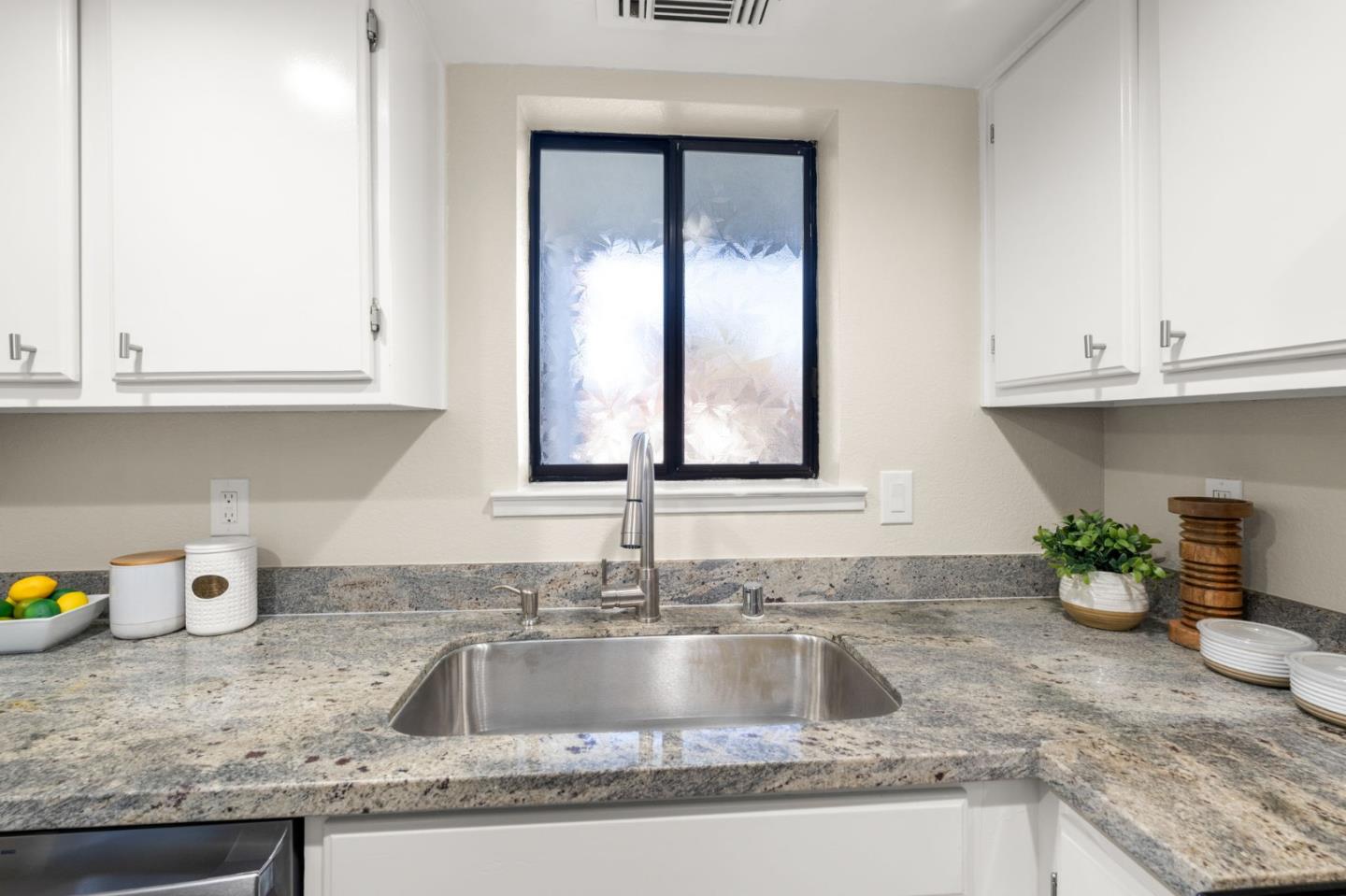 Detail Gallery Image 14 of 38 For 612 San Conrado Ter #7,  Sunnyvale,  CA 94085 - 2 Beds | 2 Baths