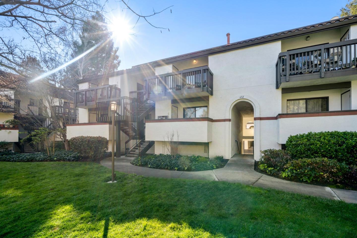 Detail Gallery Image 2 of 38 For 612 San Conrado Ter #7,  Sunnyvale,  CA 94085 - 2 Beds | 2 Baths