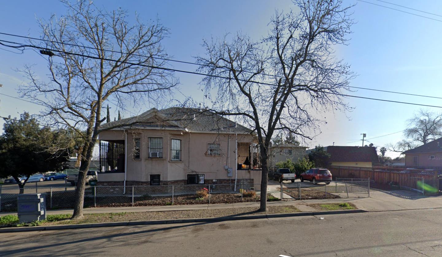 Detail Gallery Image 2 of 6 For 1404 E Park St, Stockton,  CA 95205 - 5 Beds | 2 Baths