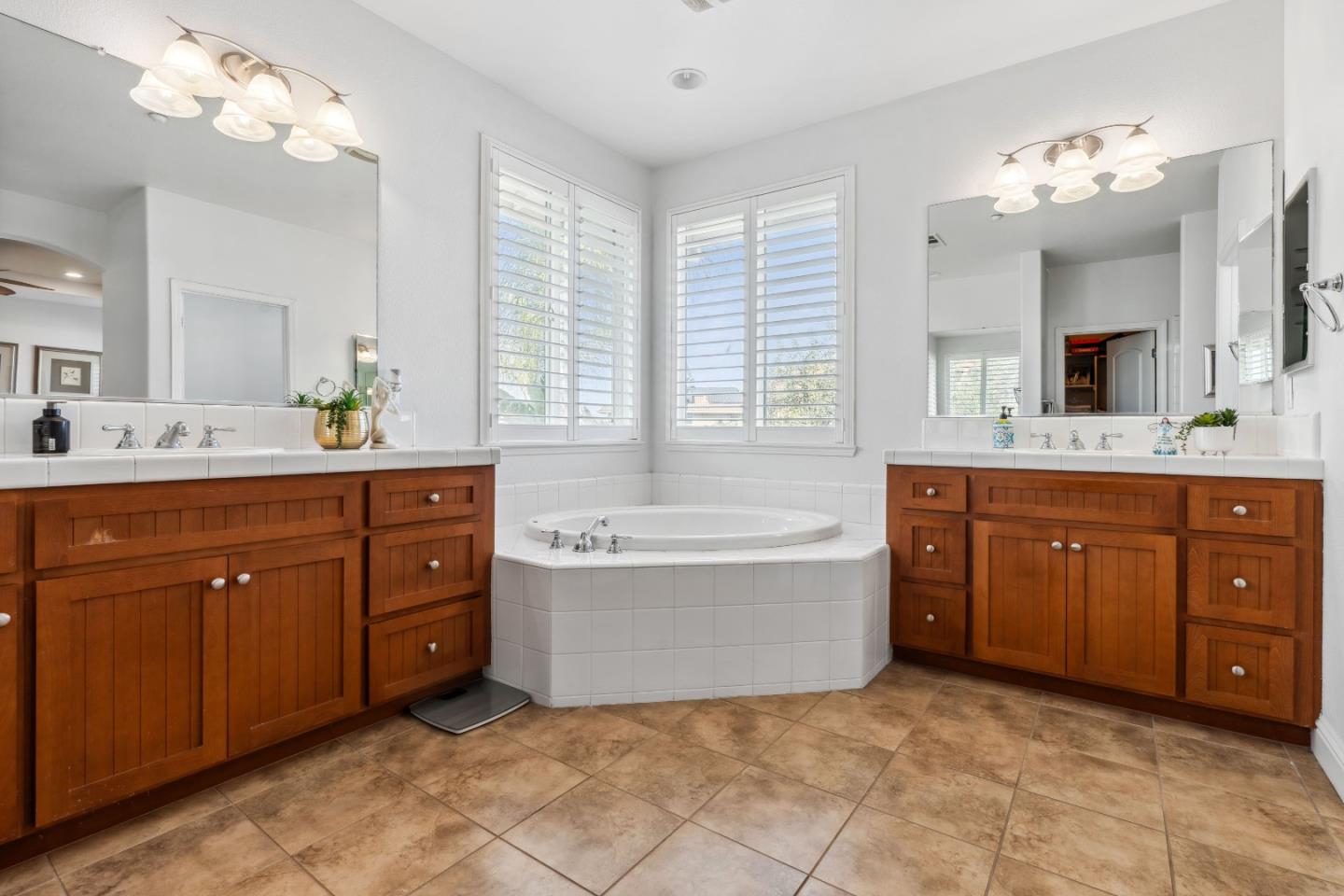 Detail Gallery Image 32 of 62 For 16804 Train Station Ct, Lathrop,  CA 95330 - 4 Beds | 2/1 Baths