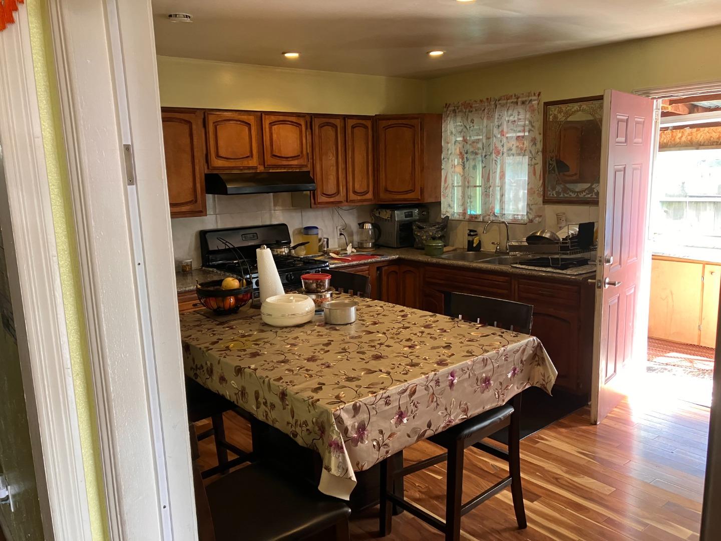 Detail Gallery Image 3 of 3 For 1189 Phoenix Ave, Seaside,  CA 93955 - 3 Beds | 1 Baths