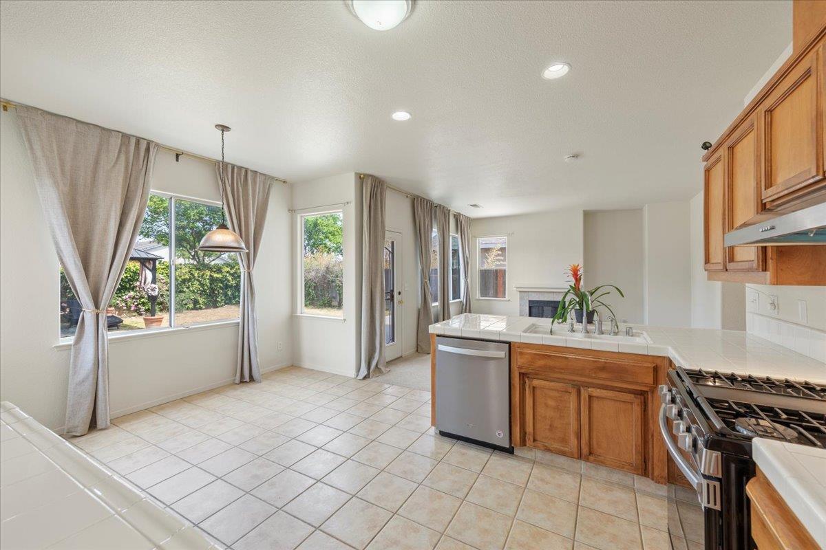 Detail Gallery Image 12 of 35 For 1446 Nottingham Cir, Los Banos,  CA 93635 - 5 Beds | 3 Baths