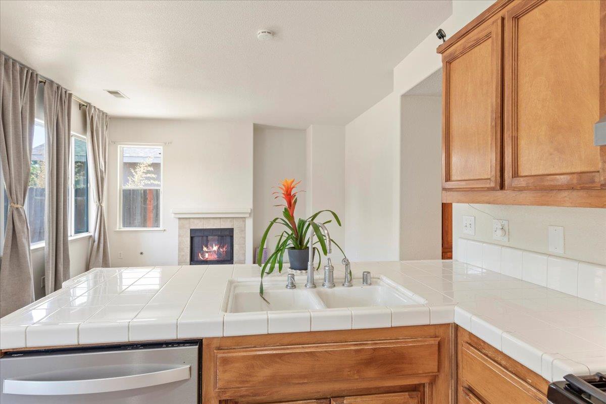 Detail Gallery Image 13 of 35 For 1446 Nottingham Cir, Los Banos,  CA 93635 - 5 Beds | 3 Baths