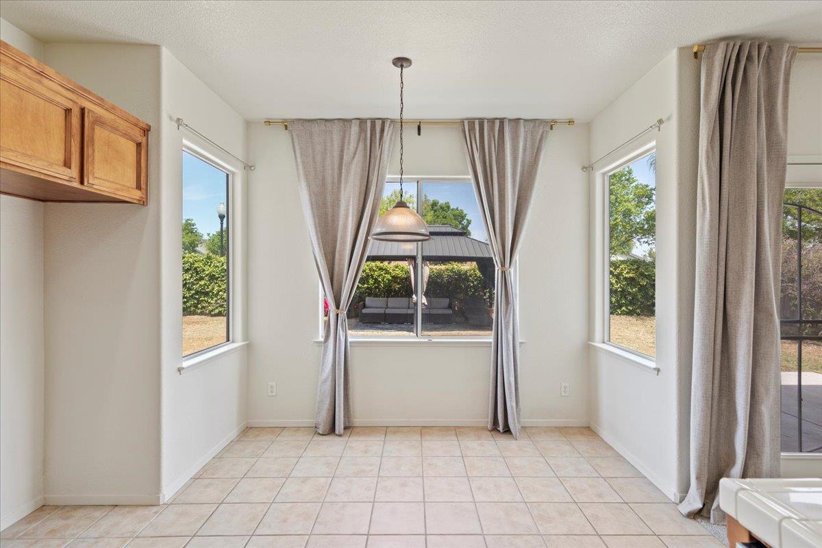 Detail Gallery Image 14 of 35 For 1446 Nottingham Cir, Los Banos,  CA 93635 - 5 Beds | 3 Baths