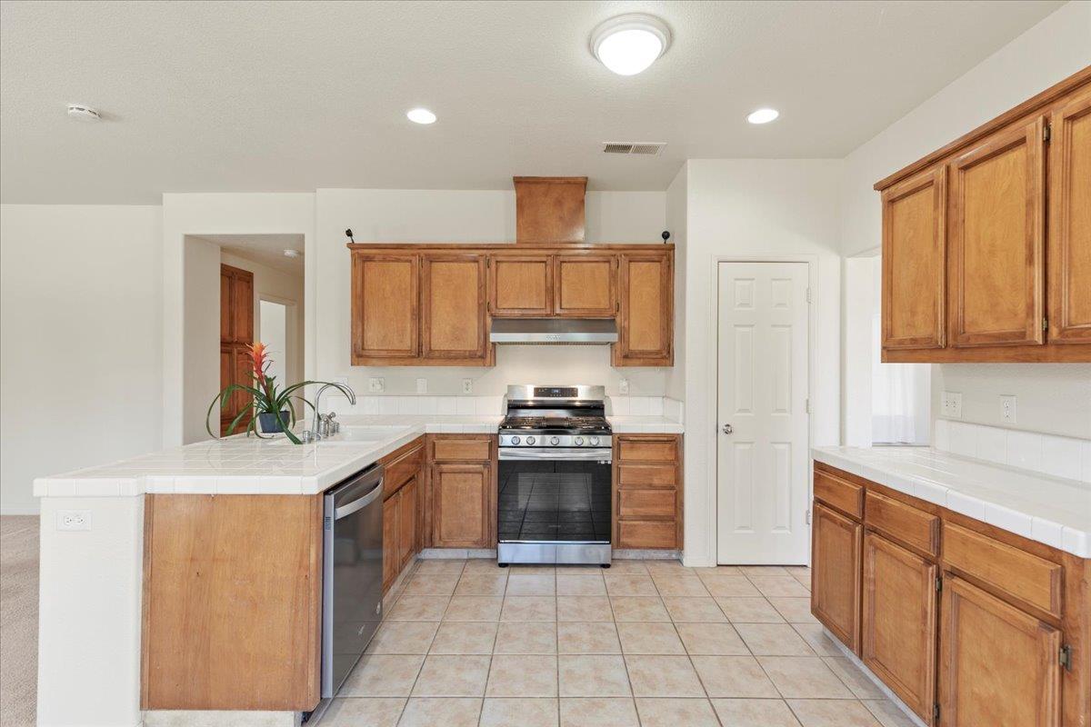 Detail Gallery Image 16 of 35 For 1446 Nottingham Cir, Los Banos,  CA 93635 - 5 Beds | 3 Baths