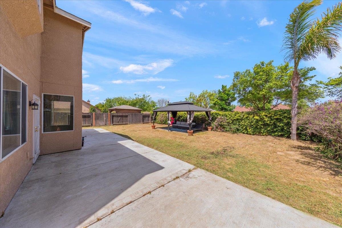 Detail Gallery Image 5 of 35 For 1446 Nottingham Cir, Los Banos,  CA 93635 - 5 Beds | 3 Baths