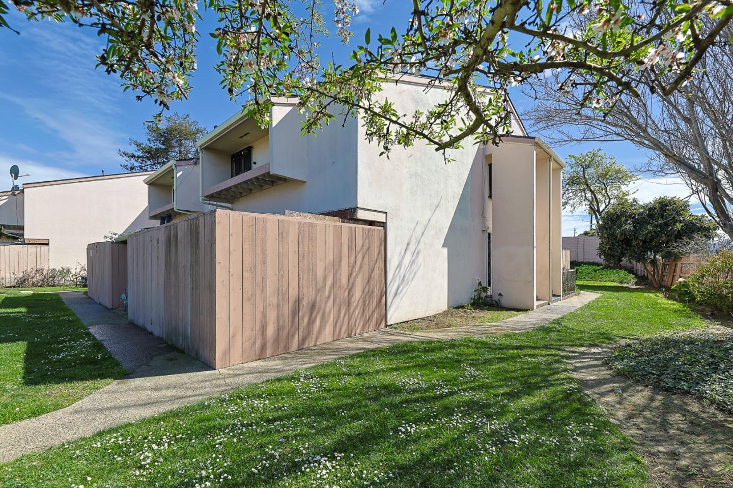 Detail Gallery Image 2 of 13 For 918 Acosta Plz #55,  Salinas,  CA 93905 - 3 Beds | 1/1 Baths