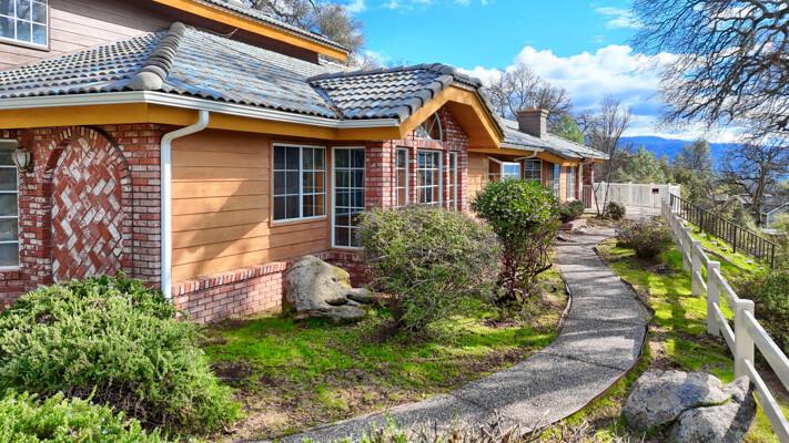 Detail Gallery Image 3 of 30 For 40835 Big Oak Flat Rd, Oakhurst,  CA 93644 - 3 Beds | 2 Baths