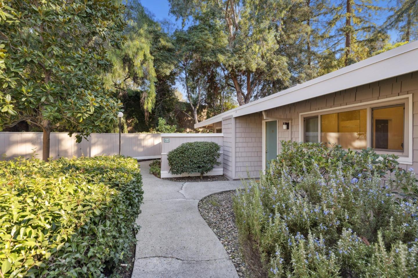Detail Gallery Image 2 of 40 For 500 W Middlefield Rd #164,  Mountain View,  CA 94043 - 1 Beds | 1 Baths