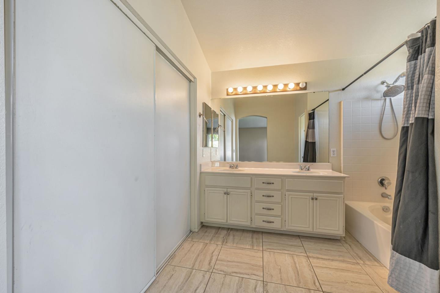 Detail Gallery Image 15 of 18 For 31748 Corte Avalos, Temecula,  CA 92592 - 4 Beds | 2/1 Baths