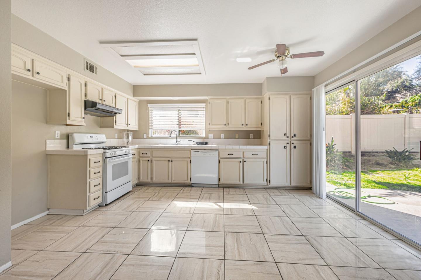 Detail Gallery Image 7 of 18 For 31748 Corte Avalos, Temecula,  CA 92592 - 4 Beds | 2/1 Baths